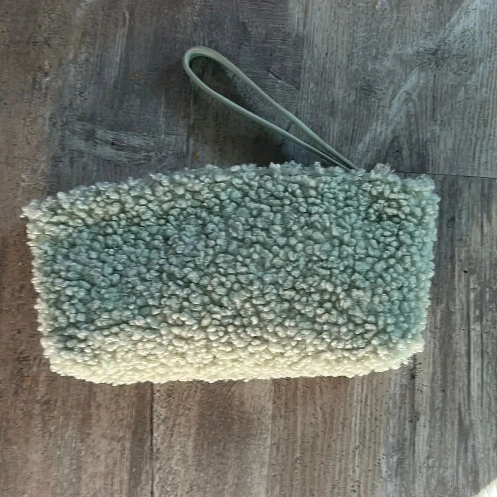 Universal Thread sea foam green Boucle Wristlet Sherpa Bag Zipper NWT